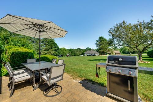 Сад в Lake and Beach Access Family Townhome in Laconia
