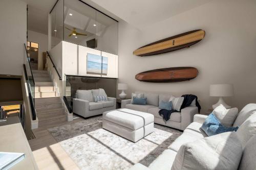 Χώρος καθιστικού στο The 357 Beach Pad, Renovated, Refined, Steps from the Surf!