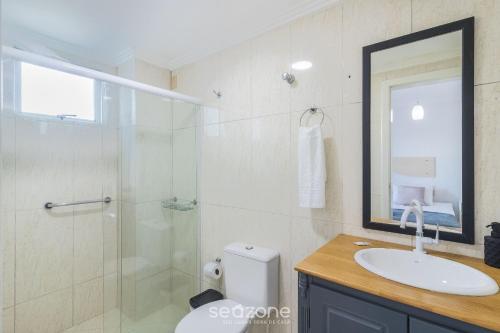a bathroom with a toilet and a sink and a shower at Apto 3Qtos Vista Mar a 130m da Praia RDK0801 in Perequê