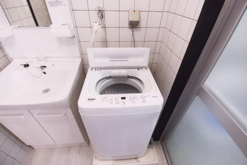 Koupelna v ubytování 7月リフォームオープン!ナカマコンド恩納小学生まで添い寝無料