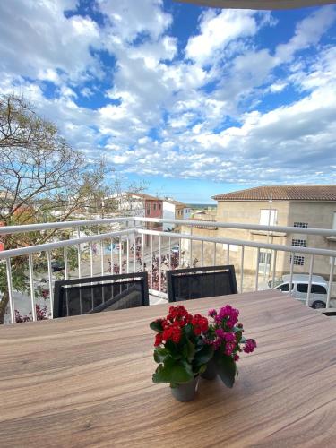 a vase of flowers sitting on a table on a balcony at PUEBLO MAR - Apartamento en la Marina Alta in Pego