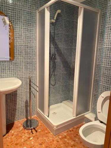 a shower in a bathroom with a toilet at PUEBLO MAR - Apartamento en la Marina Alta in Pego