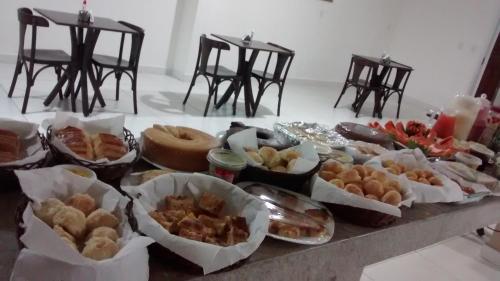 Hotel Vento Sul في تيكسيرا دي فريتاس: طاولة عليها الكثير من أنواع الطعام المختلفة