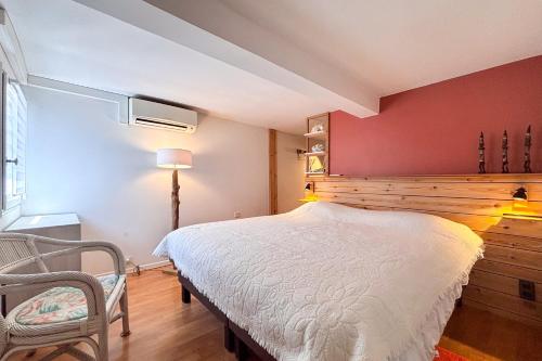 une chambre avec un lit blanc et un mur rouge dans l'établissement Dolce Apartment 3 Bedrooms 5 Guests 10min to Cannes, à Mandelieu-la-Napoule