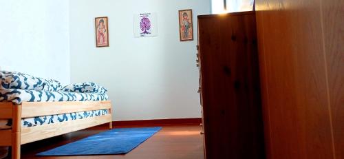 a bedroom with a bed and a closet and a door at Vivienda Vacacional Casa Ita in Vega de San Mateo