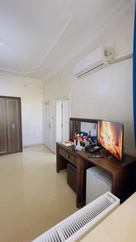 TV a/nebo společenská místnost v ubytování Turabdin Hotel