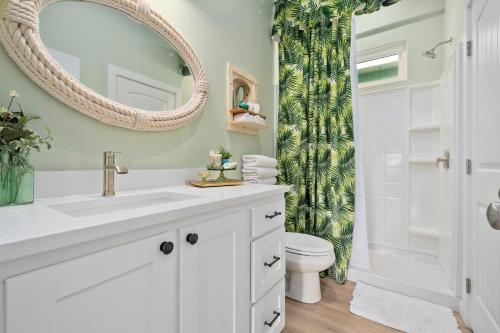 un baño con lavabo y espejo en St Jo's Bungalow, en Mustang Beach