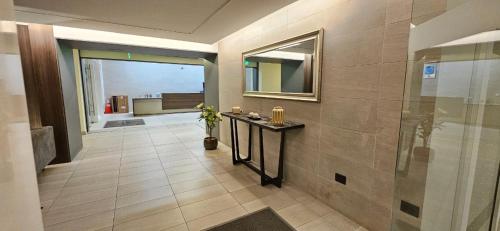 a bathroom with a sink and a mirror on the wall at Acogedor Apartamento en Laguna del Mar in La Serena