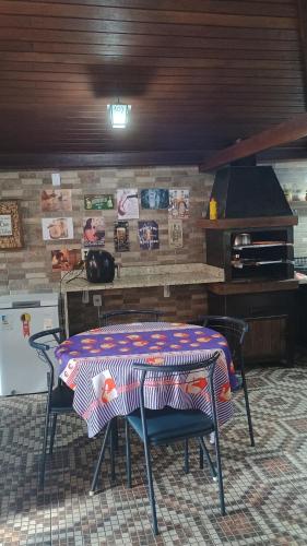 Η κουζίνα ή μικρή κουζίνα στο Suite confortavel em Correas Petropolis