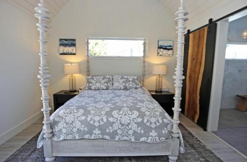 1 Schlafzimmer mit einem Himmelbett und 2 Lampen in der Unterkunft Maryland avenue 35 in Rehoboth Beach