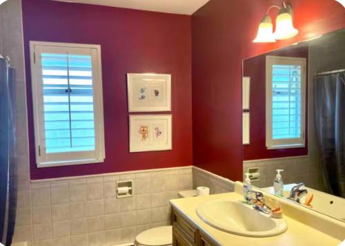 Un baño con lavabo, inodoro y espejo. en Private Room with Mountain view, en West Vancouver