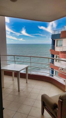 a balcony with a table and a view of the ocean at Suite frente al mar Atacames in Atacames