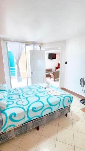 a bedroom with a bed and a living room at Suite frente al mar Atacames in Atacames