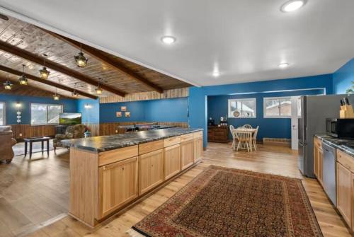 Dapur atau dapur kecil di The Big Lake Escape! Sleeps 20!