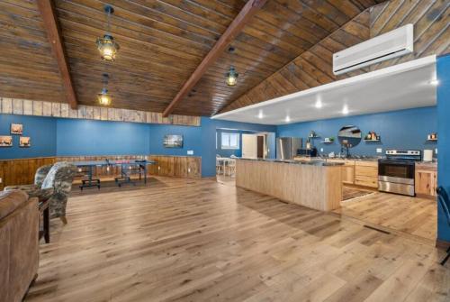 Dapur atau dapur kecil di The Big Lake Escape! Sleeps 20!