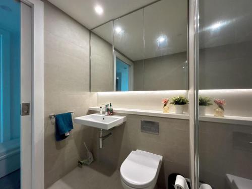 Bilik mandi di Olympic Sky Stay