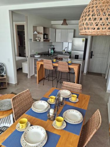 a dining room and kitchen with a table and chairs at Apartamento Cartagena cerca a la playa in Cartagena de Indias