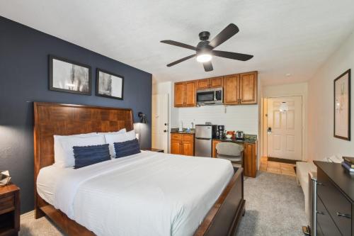 Una cama o camas en una habitación de Byte-Sized Stay | Boston Commons