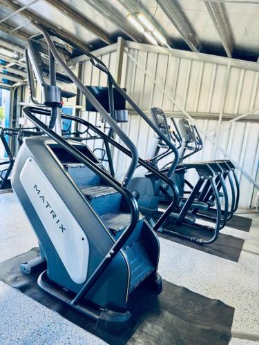 Фитнес-центр и/или тренажеры в KP85-Ground Floor-AC-Beach-Garden-Gym-Pool