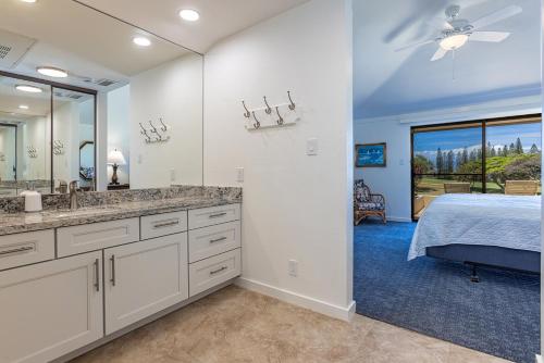 Ένα ή περισσότερα κρεβάτια σε δωμάτιο στο Kapalua Golf Villas 15P5-6 by Coldwell Banker Island Vacations