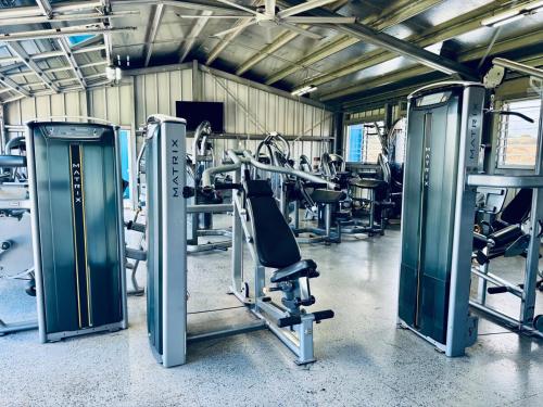 Фитнес-центр и/или тренажеры в KP85-Ground Floor-AC-Beach-Garden-Gym-Pool