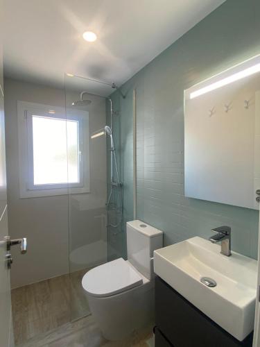 a bathroom with a toilet and a sink and a shower at Villa Paymu in Miami Platja