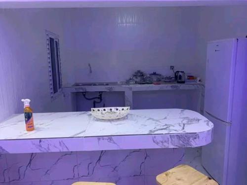 Una cocina con una encimera con un cuenco encima. en Sope Naby, en Niaga