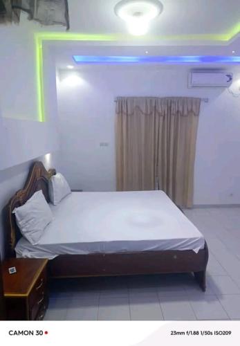 un dormitorio con una cama en una habitación en Sope Naby, en Niaga