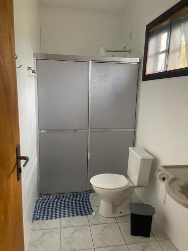 ウバトゥバにあるFlat ATLANTIC INNのトイレとシャワー室を備えたバスルーム