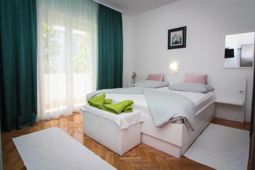 Apartments with parking space Palit, Rab - 4971