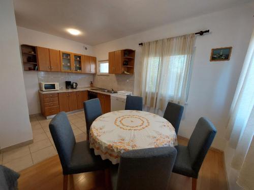Η κουζίνα ή μικρή κουζίνα στο Apartments with parking space Nin, Zadar - 5797