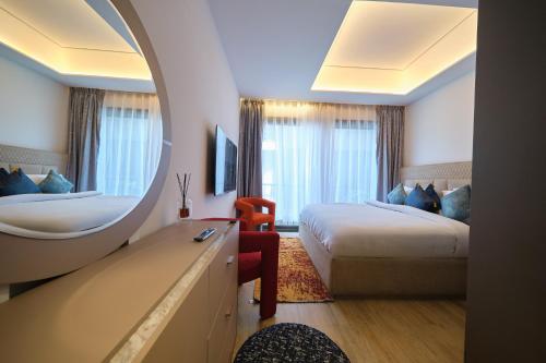 Ένα ή περισσότερα κρεβάτια σε δωμάτιο στο The Diamond In City Luxury Suites By ZENORA Living