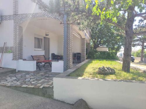 Apartments in Klenovica 15317