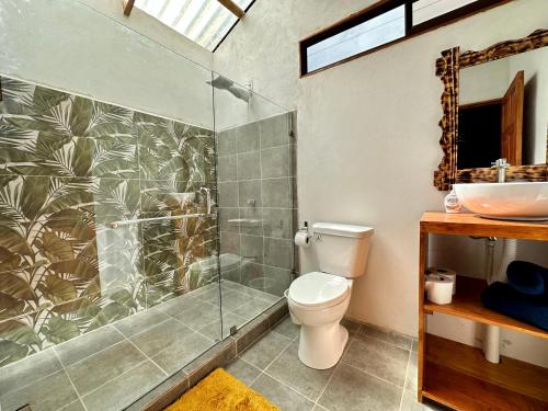 Φωτογραφία από το άλμπουμ του Romantic Cabin in the Forest, Valle Azul, Bungalows Tulipanes CR σε San Ramon