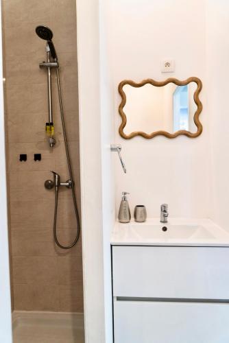une salle de bain avec un lavabo et une douche dans l'établissement La casa amiénoise, à Amiens