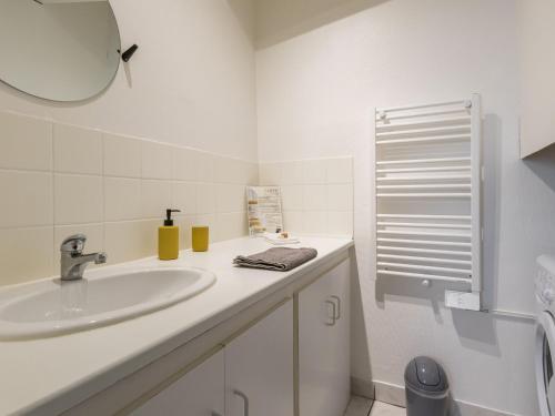 une salle de bain blanche avec un lavabo et un miroir dans l'établissement Gîte indépendant avec terrasse - Proche de St Nazaire et La Baule, au cœur du Parc de Brière - FR-1-306-862, à Saint-Malo-de-Guersac