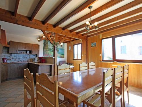 une cuisine et une salle à manger avec une table et des chaises en bois dans l'établissement Gîte familial avec salle de jeux, cheminée, terrasse et proche de sites touristiques - FR-1-589-186, à Pierrefitte