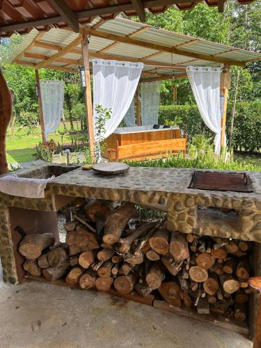 Φωτογραφία από το άλμπουμ του Romantic Cabin in the Forest, Valle Azul, Bungalows Tulipanes CR σε San Ramon