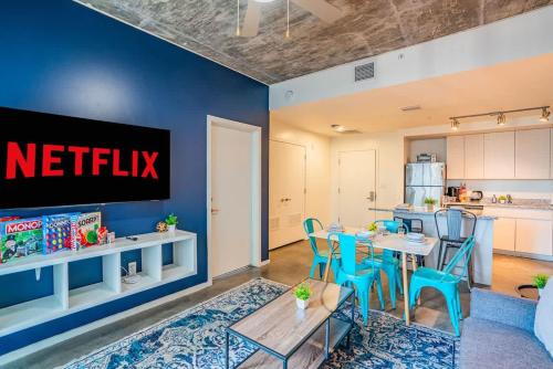 Η κουζίνα ή μικρή κουζίνα στο Detailed 2BD - Central DT- Gym, Pool, Parking Sleep8