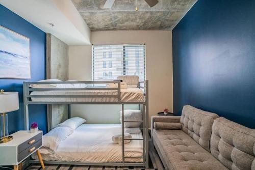 Ένα ή περισσότερα κρεβάτια σε δωμάτιο στο Detailed 2BD - Central DT- Gym, Pool, Parking Sleep8