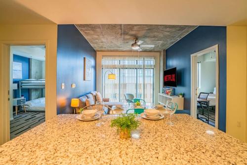 Χώρος καθιστικού στο Detailed 2BD - Central DT- Gym, Pool, Parking Sleep8