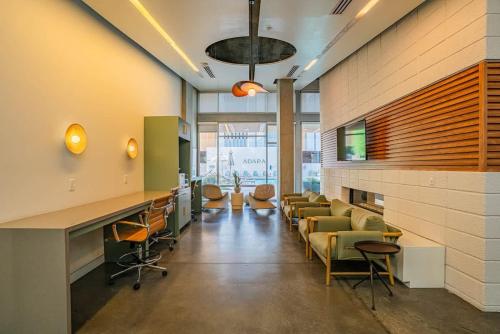 Χώρος καθιστικού στο Detailed 2BD - Central DT- Gym, Pool, Parking Sleep8