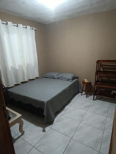 a bedroom with a bed and a window at Casa super aconchegante in Parnaíba