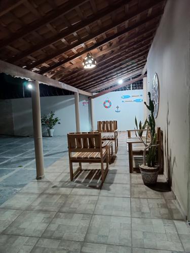 a group of benches sitting on a patio at Casa super aconchegante in Parnaíba