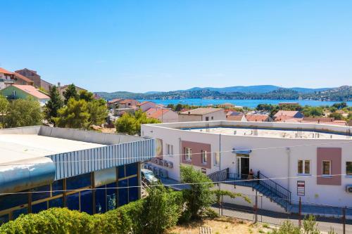 Apartments with parking space Sibenik - 24719