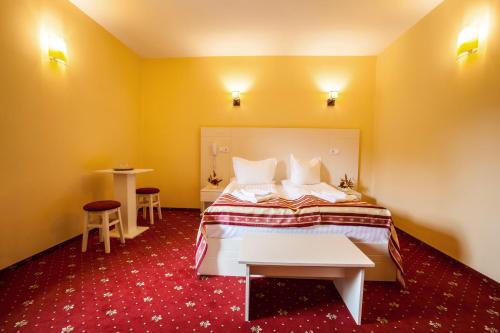 Postel nebo postele na pokoji v ubytování Extravagance Hotel