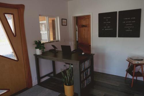 an office with a desk with a laptop on it at The Spinn in Manzanita