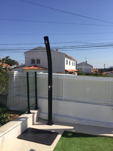 a black pole on the side of a fence at Casa Vila Sao & Pompeia in Sesimbra