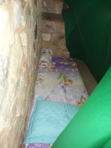 a small room with a bunk bed in a cave at Castelo de pedras no Vale da Lua in Alto Paraíso de Goiás