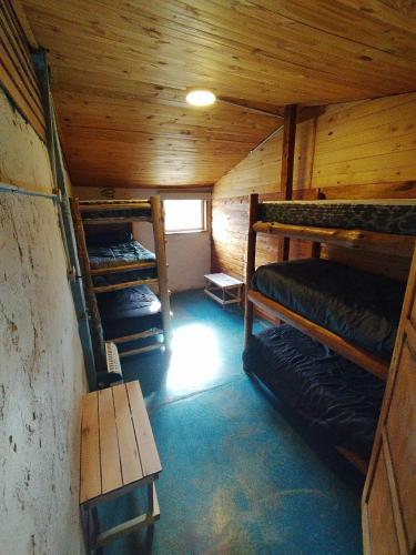 Katil dua tingkat atau katil-katil dua tingkat dalam bilik di Refugio Los Molles hostal
